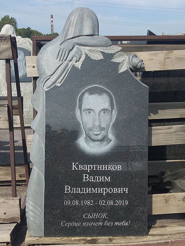 Памятник №166 из черного гранита со скорбящей — фото 2