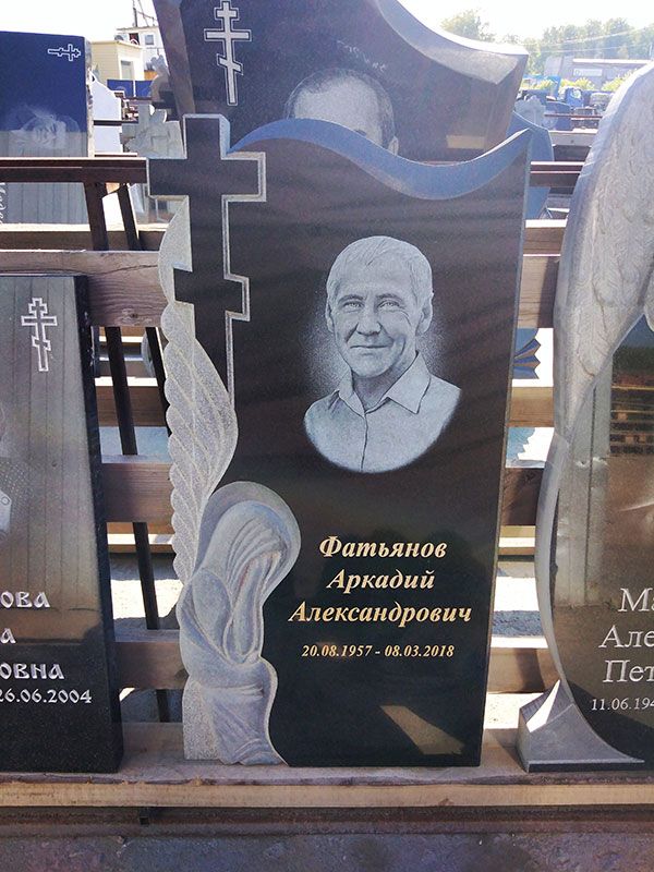 Памятник №170 из черного гранита с ангелом — фото 2
